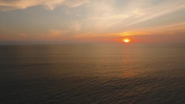 Luftaufnahme der Wasseroberfläche bei Sonnenuntergang. Bali. — Stockvideo