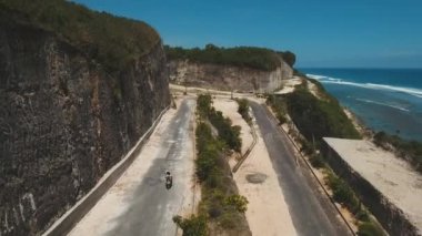 Yol boyunca bir motosiklet üzerinde aile rides