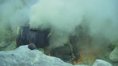 Nerede kükürt mayınlı volkanik krater.
