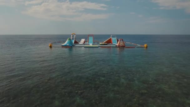 Opblaasbare waterpark in de zee. Bali, Indonesië. — Stockvideo