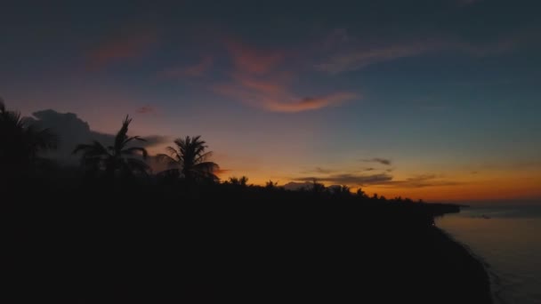 Pôr do sol na costa do mar. Bali, Indonésia. — Vídeo de Stock