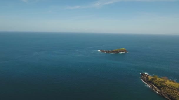 Rotsachtige eiland in de oceaan. — Stockvideo