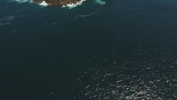 Isola rocciosa nell'oceano. — Video Stock
