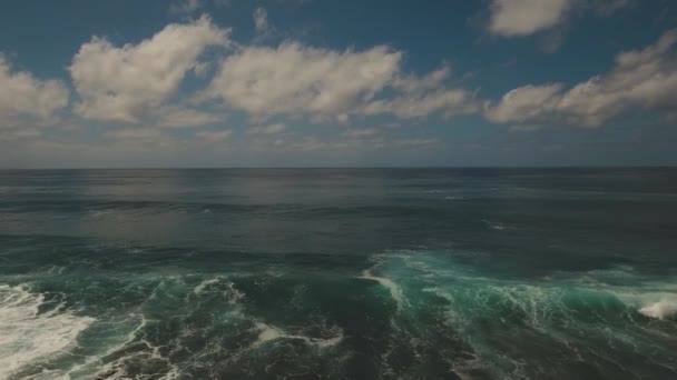 거대 한 파도와 하늘을 보는 발리의 물 표면. — 비디오