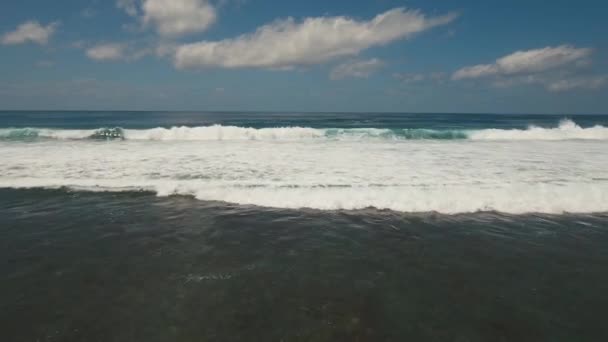 Поверхность воды с большими волнами, вид с воздуха.. — стоковое видео