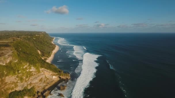 Costa rocosa en la isla de Bali. Vista aérea. — Vídeos de Stock