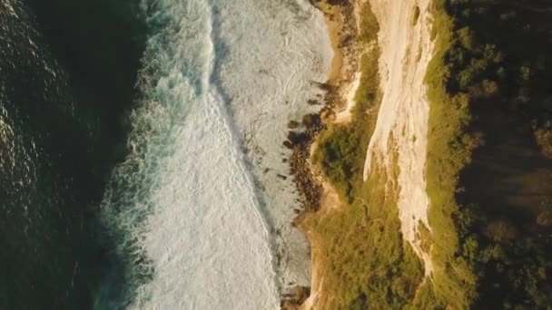 Rotskust op het eiland Bali. Luchtzicht. — Stockvideo