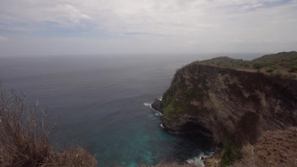 Cliffs, sea and waves at Nusa Penida, Bali, Indonesia — Stock Video