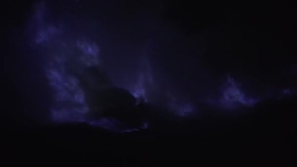 Fuego de azufre azul del volcán Kawah Ijen. — Vídeos de Stock