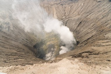 Krateri olan aktif bir volkan. Gunung Bromo, Jawa, Endonezya.