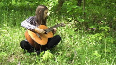 Gitar çalan kız.