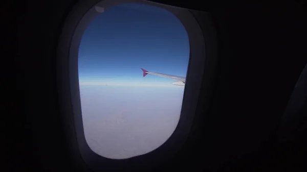 Vista da una finestra di un aereo sulle montagne . — Foto Stock