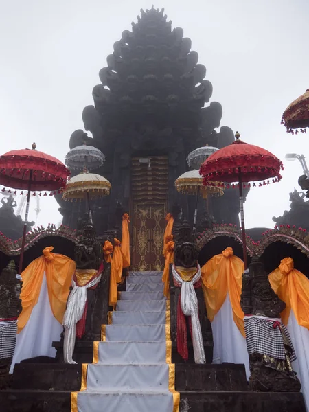 Brama Świątyni Hinduskiej Mgle Ulun Danu Batur Bali Indonezja Balinese — Zdjęcie stockowe