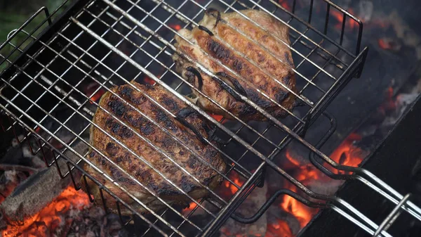 Carne grelhada na grelha flamejante — Fotografia de Stock