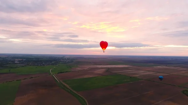 Globo de aire caliente en el cielo. — Foto de Stock