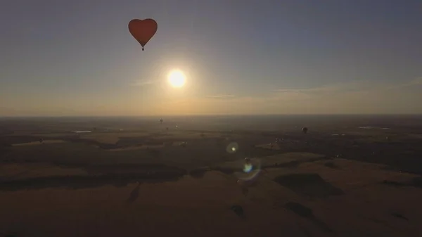 Luchtballon in de lucht. — Stockfoto