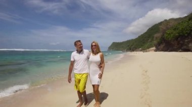 Sahildeki aile çifti..