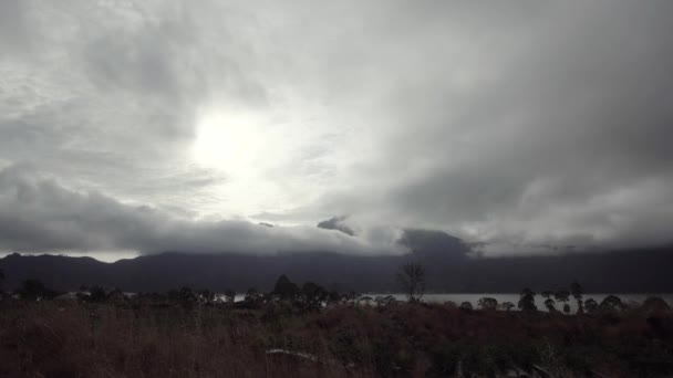 Sjön och vulkanen vid soluppgången Batur. Bali, Indonesien. — Stockvideo