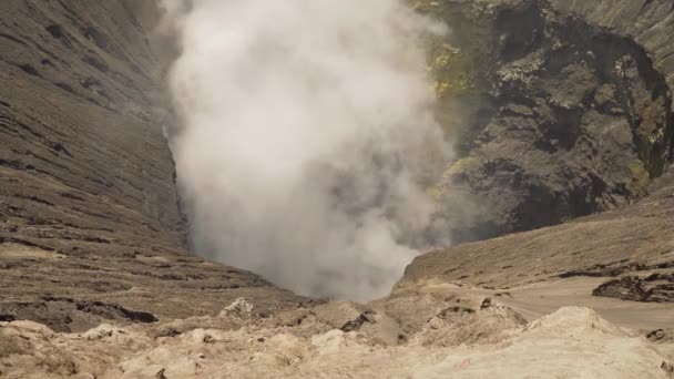 Vulcano attivo con un cratere. Gunung Bromo, Jawa, Indonesia. — Video Stock