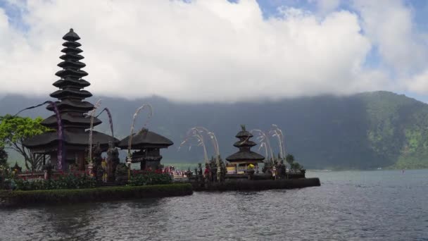 Hindoe tempel op het eiland Bali. Pura Ulun Danu Bratan. — Stockvideo