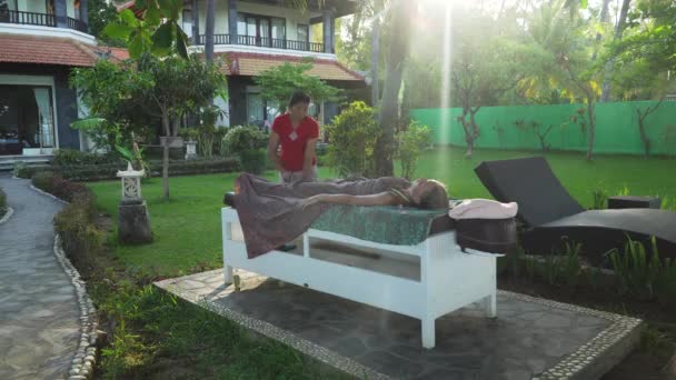 Mujer haciendo masaje a chica en asia. Bali,Indonesia. — Vídeos de Stock