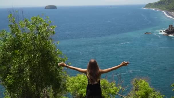 Rapariga Está Beira Penhasco Olha Para Mar Menina Beira Penhasco — Vídeo de Stock