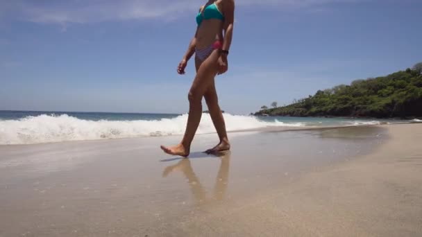 Una chica caminando por la playa. Bali, Indonesia. — Vídeo de stock