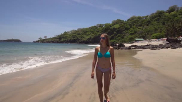 Ragazza che cammina sulla spiaggia. Bali, Indonesia. — Video Stock