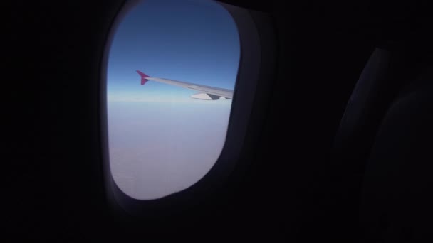 Vista da una finestra di un aereo sulle montagne . — Video Stock