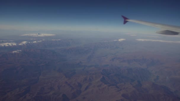 Vista da una finestra di un aereo sulle montagne . — Video Stock