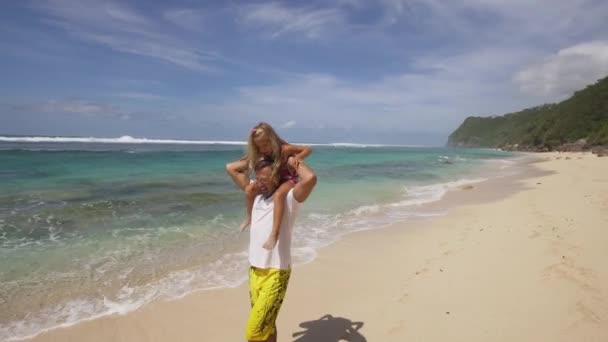 Otec s dcerou s dítětem na pláži. — Stock video