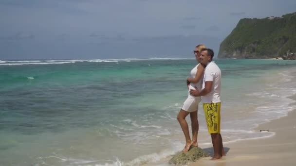 Pareja familiar en la playa. — Vídeos de Stock