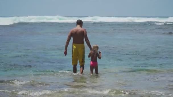 Padre e figlia giocano sul mare . — Video Stock