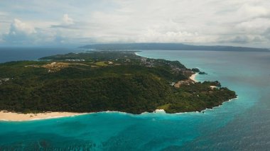 Tropikal adada hava manzaralı güzel bir plaj. Filipinler Boracay Adası.