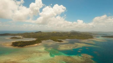 Havadan görünümü tropikal lagün, deniz, plaj. Tropik ada. Siargao, Türkiye.