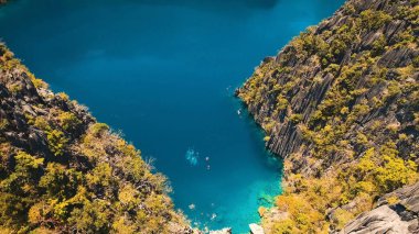 Filipinler, Coron, Palawan 'da tropikal bir adada Barakuda Gölü.