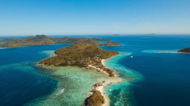 Tropikal Bulog Dos Adası 'ndaki hava manzaralı güzel bir sahil. Filipinler.