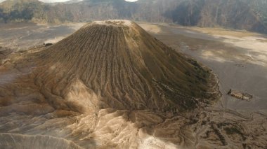 Volkan ile bir krater. Jawa, Endonezya.