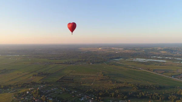 Coração de forma de balão de ar quente no céu — Fotografia de Stock