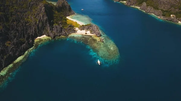 Isola tropicale e spiagge sabbiose, vista aerea. El Nido — Foto Stock