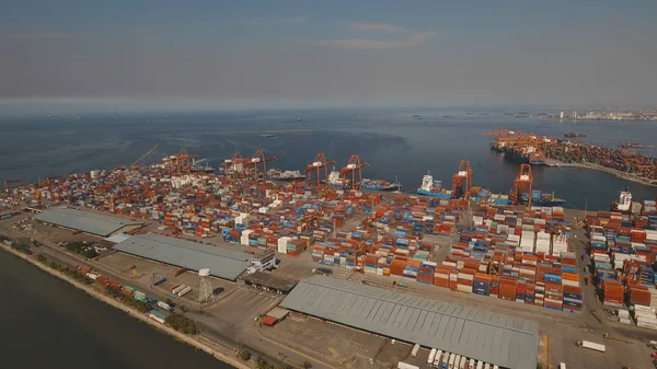 Carga industrial vista aérea do porto. Manila, Filipinas. — Fotografia de Stock