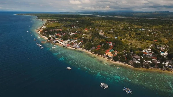 Вид с воздуха красивый пляж на тропическом острове. Остров Себу Филиппины . — стоковое фото