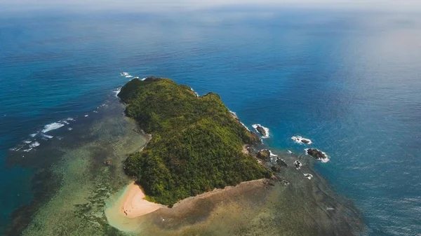 Meereslandschaft mit tropischer Insel, Strand, Felsen und Wellen. Catanduanes, Philippinen. — Stockfoto