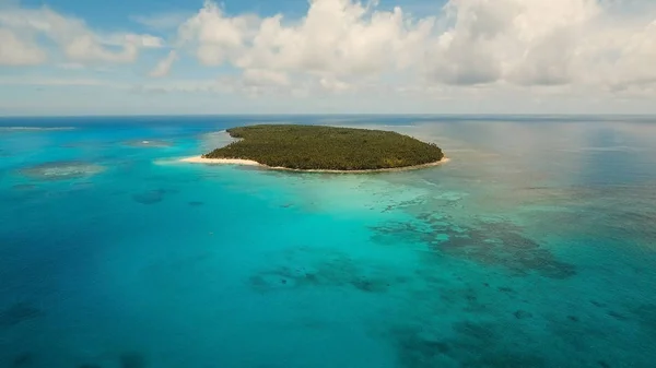 Vue aérienne belle plage sur île tropicale. Île de Daco, Philippines, Siargao . — Photo