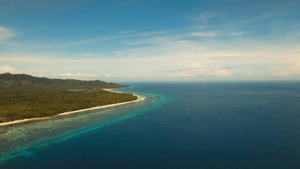 Vista aérea bela praia em uma ilha tropical. Filipinas, área de Anda . — Fotografia de Stock