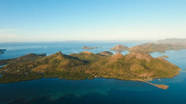 Vista aérea lagoa tropical, mar, praia. Ilha tropical. Busuanga, Palawan, Filipinas. — Fotografia de Stock