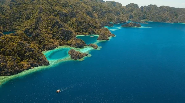 Vista aerea laguna tropicale, mare, spiaggia. Isola tropicale. Busuanga, Palawan, Filippine. — Foto Stock