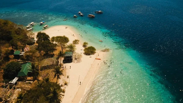 Vista aérea hermosa playa en una isla tropical Banana. Filipinas. — Foto de Stock