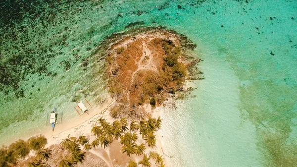 美しい空撮ビーチ、熱帯島の Malcapuya。フィリピン. — ストック写真