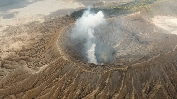 Aktywny wulkan z kraterem. Gunung Bromo, Jawa, Indonezja. — Zdjęcie stockowe